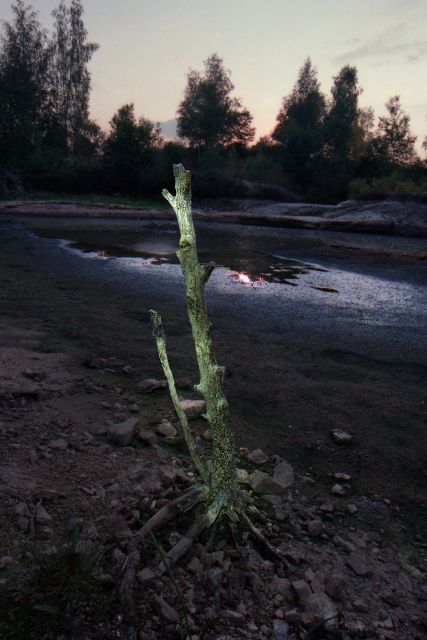 pokus nasvícený baterkou