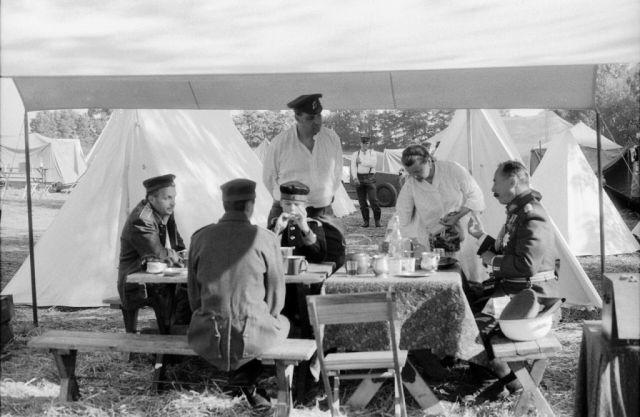 ...plukovníkův stan... ...plukovníkův stan...