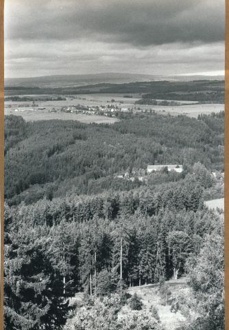 Z Vlčí hory pohled na Třebel, Slavkovský les a Krušné hory