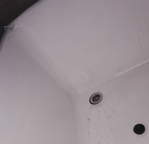 Stará vana natřena dvousložkovou epoxidovou barvou Epolex Stará vana natřena dvousložkovou epoxidovou barvou Epolex