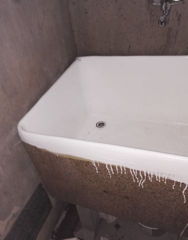 Stará vana natřena dvousložkovou epoxidovou barvou Epolex Stará vana natřena dvousložkovou epoxidovou barvou Epolex