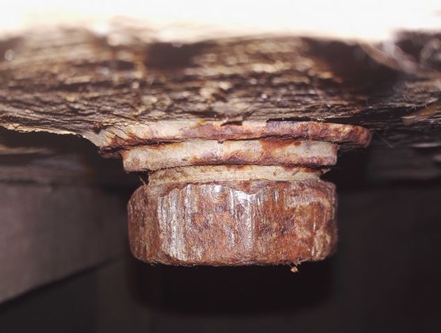 Původní matice na odtokovém otvoru vany Původní matice na odtokovém otvoru vany