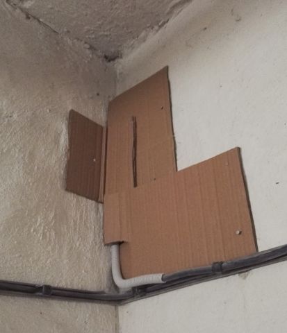 Zatemnění prasklin a otvorů ve zdi Zatemnění prasklin a otvorů ve zdi