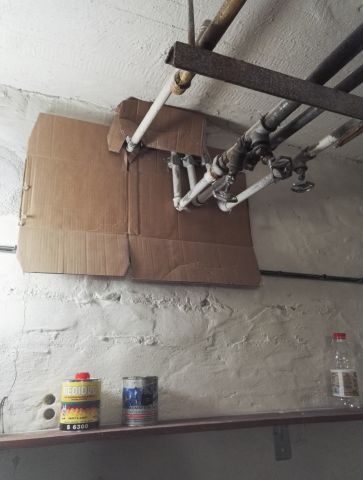 Zatemnění prasklin a otvorů ve zdi Zatemnění prasklin a otvorů ve zdi