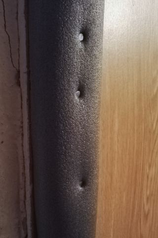 Krytí obvodu dveří mirelonem na potrubí Krytí obvodu dveří mirelonem na potrubí