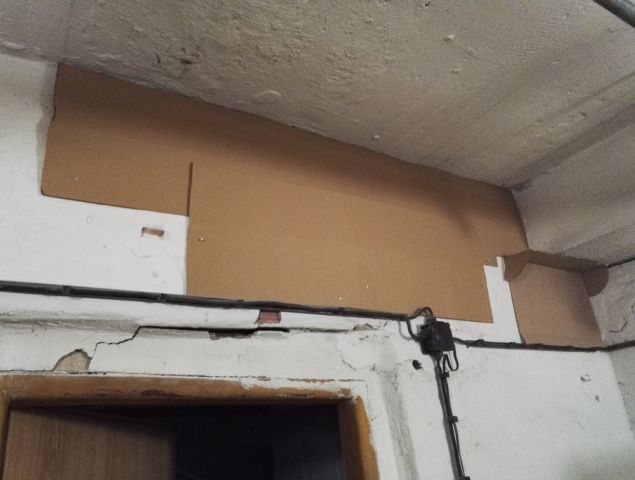 Zatemnění prasklin a otvorů ve zdi Zatemnění prasklin a otvorů ve zdi