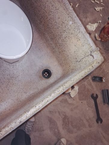 Stará kameninová vana - povrch nestabilní, jemně se trochu drolí Stará kameninová vana - povrch nestabilní, jemně se trochu drolí