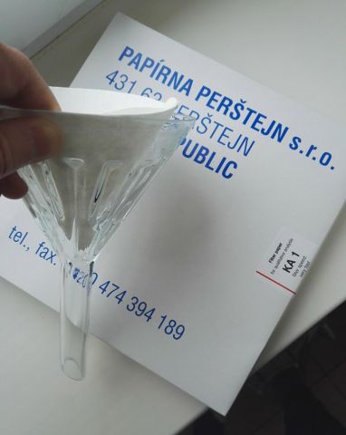 Žebrovaná nálevka a filtrační papíry Žebrovaná nálevka a filtrační papíry