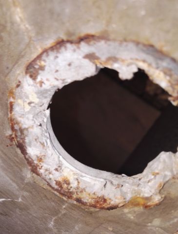 Odtokový otvor vany po odstranění staré, původní instalace. Odtokový otvor vany po odstranění staré, původní instalace.